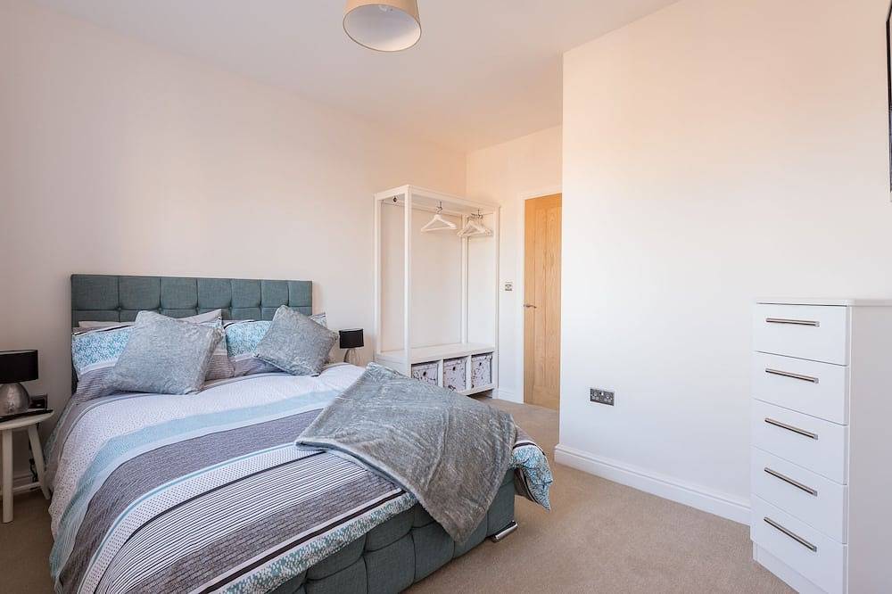 Brand New Large 4 Bedroom House Located in a Quiet Village with Hot Tub in Leeds, West Yorkshire