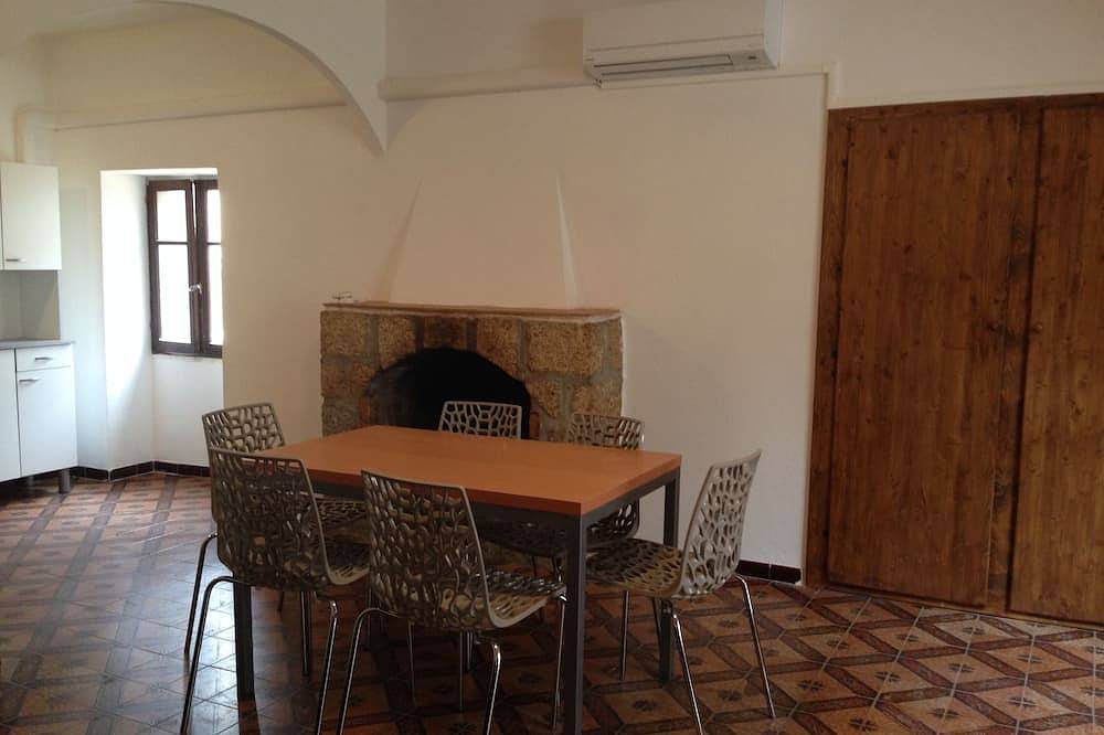 Appartement entier, F3 dans maison typique du village de Monaccia proche de la mer in Roccapina, Monacia-d'Aullène