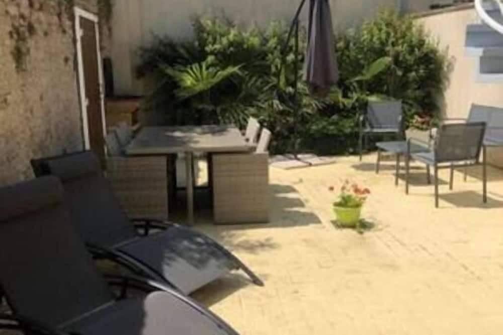 Entire apartment, Eléonore, duplex, shared courtyard near sea (3) in Ver-sur-Mer, Côte de Nacre