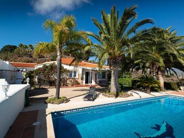 Casa rural para 8 personas, con jardín además de terraza y piscina, Se admiten mascotas en Sayalonga