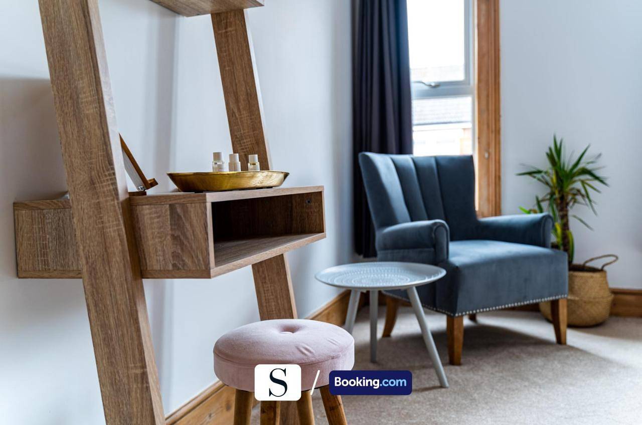 The Salisbury Large Executive House By Silva Short Lets & Serviced Accommodation Bedford With Free Wifi & Courtyard Garden in Bedford