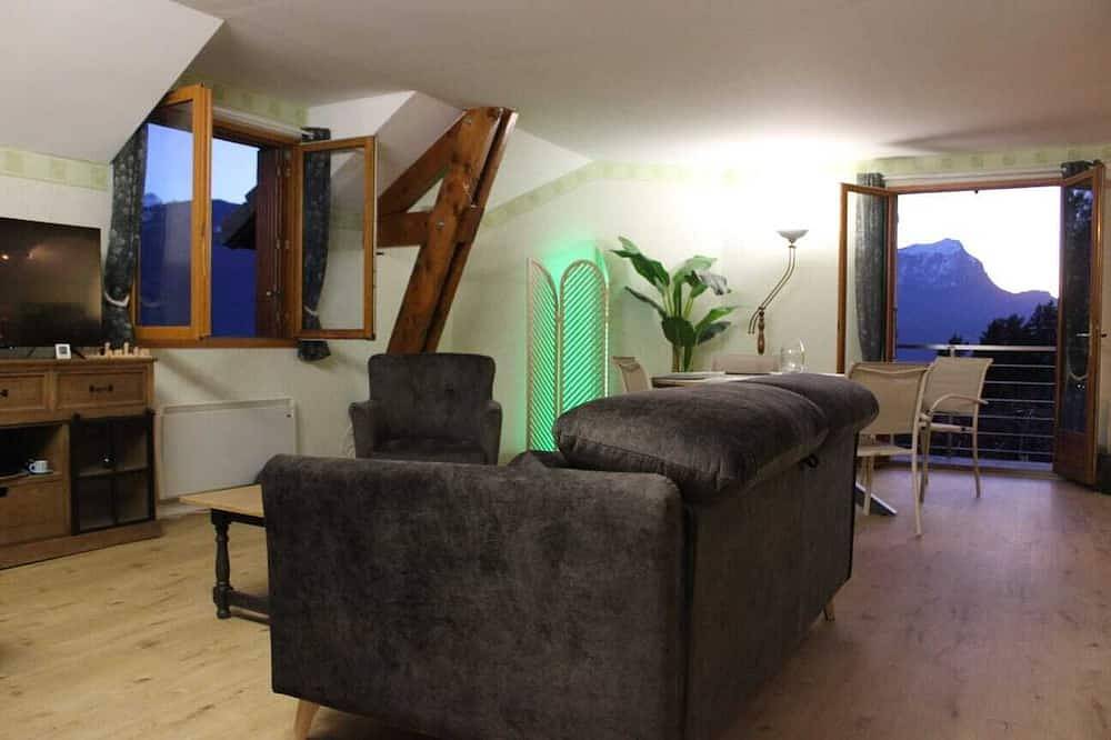 Appartement entier, Appartement spacieux avec magnifique vue et terrasse, au 1er étage d une villa. in Embrun, Parc national des Écrins