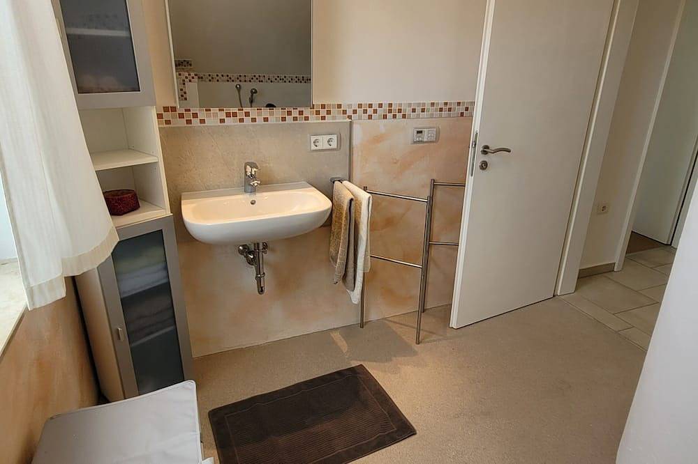 Ganze Wohnung, Große gemütliche Ferienwohnung für 2 Personen im 1.Og mit Blick ins Grüne . in Schondorf, Ammersee