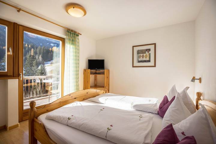 Appartamento intero, Lettnerhof - Suite Familiare Balcone 5. Nel verde, balcone a sud, vista montagne, Wi-Fi. in Welsberg-Taisten, Dolomiti Orientali