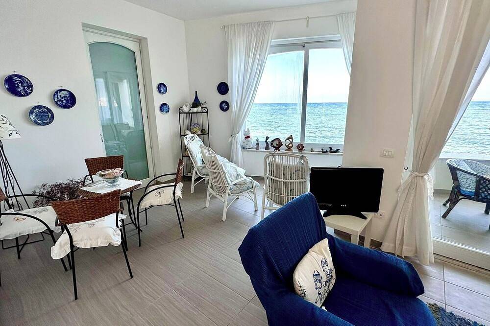 Casa Fronte Mare Unica: Mare a 5 Metri con Accesso Diretto e 6 Posti Letto in Marzamemi, Pachino