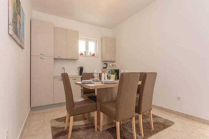 Ferienwohnung für 5 Personen, mit Terrasse in Sibenik