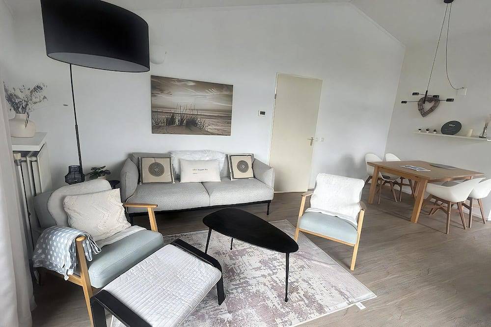 Bungalow am Wasser mit Bootssteg. in Lemmer, Ijsselmeer