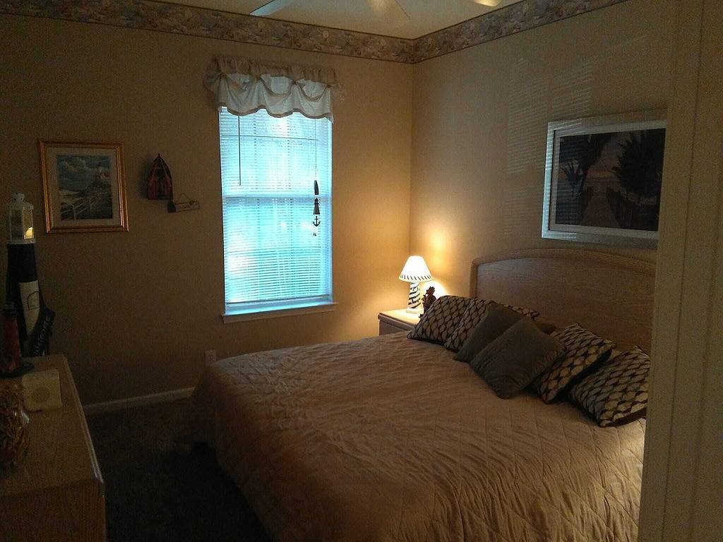 Ganze Wohnung, Erdgeschoss mit behindertengerechten Parkplätzen und kostenfreiem Wlan. Der Ort für jede Jahreszeit. in Sunset Beach (NC), Brunswick County