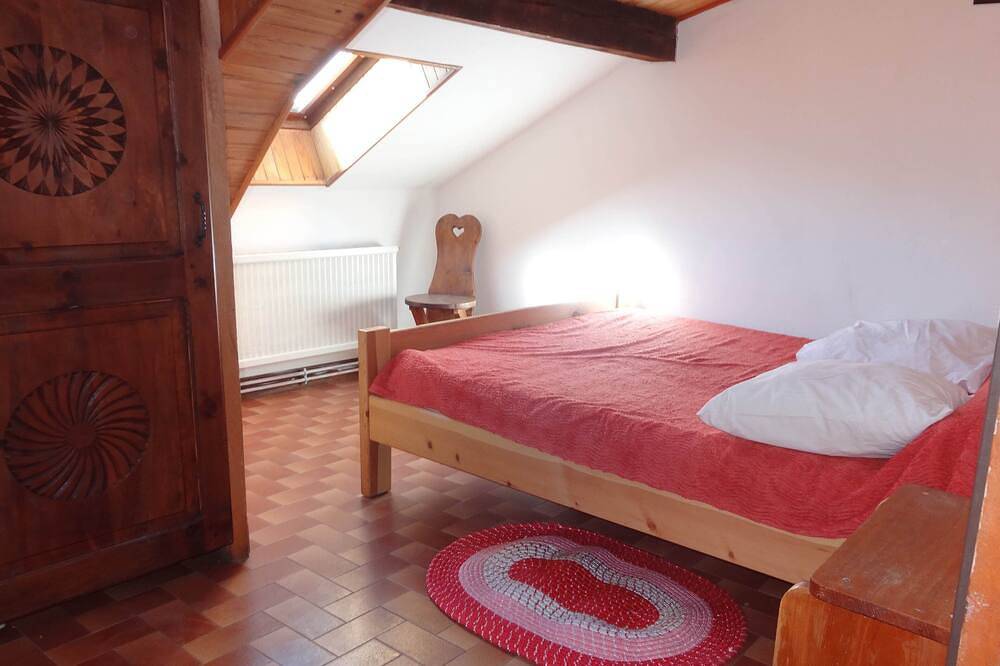 Appartement entier, Appartement \"le Grenier\" dans un ancien chalet queyrassin in Molines-en-Queyras, Queyras