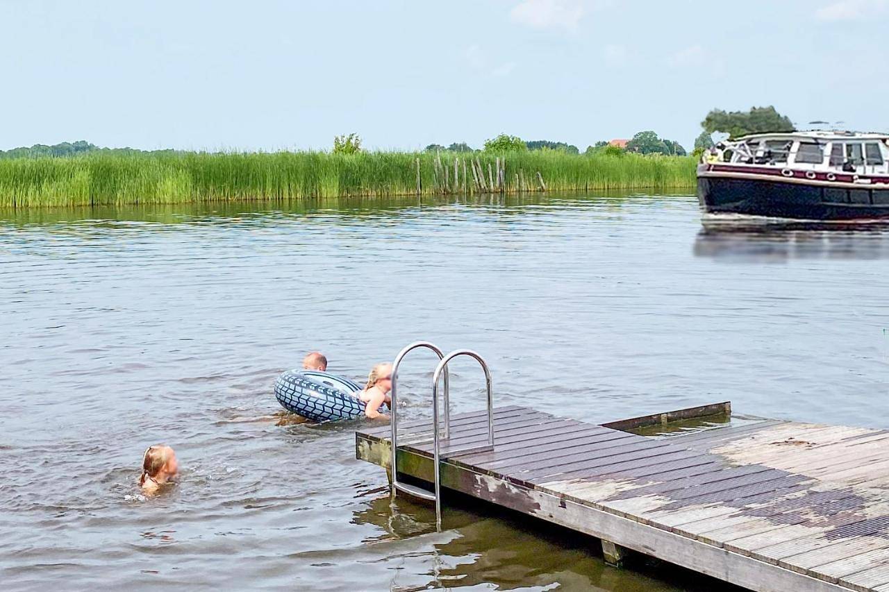 Glamping Safarilodge 'Grutte Fiif' met airco, extra keuken op veranda en privé achtertuin in Nationaal Park De Alde Feanen