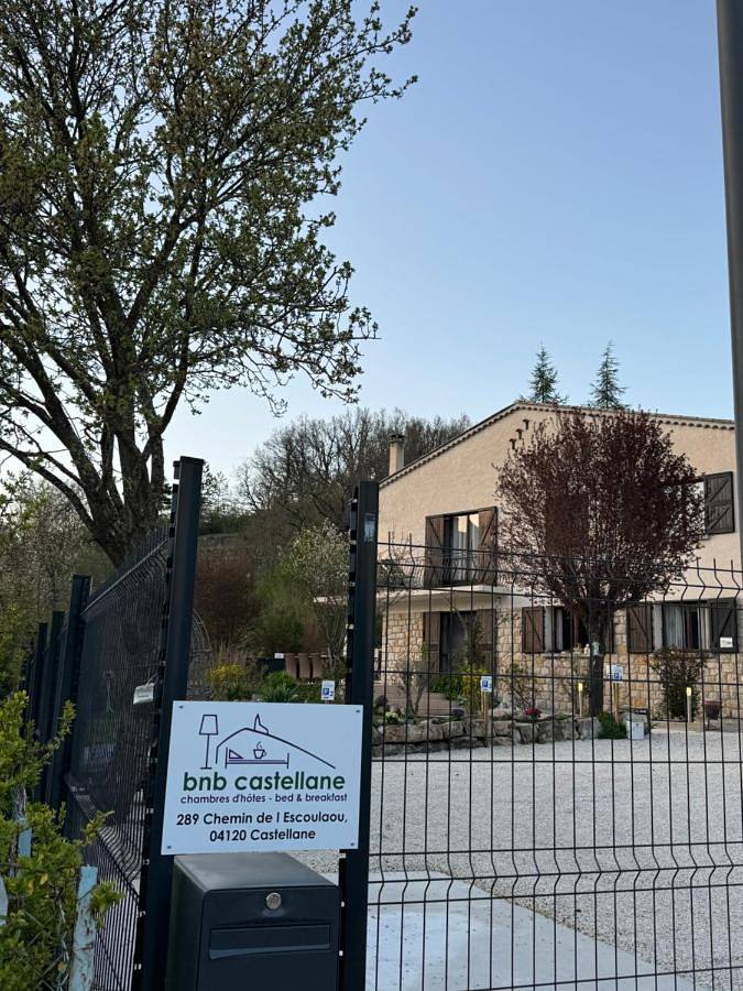 Chambre d’hôte pour 2 personnes, avec jardin ainsi que vue et piscine à Castellane - 2