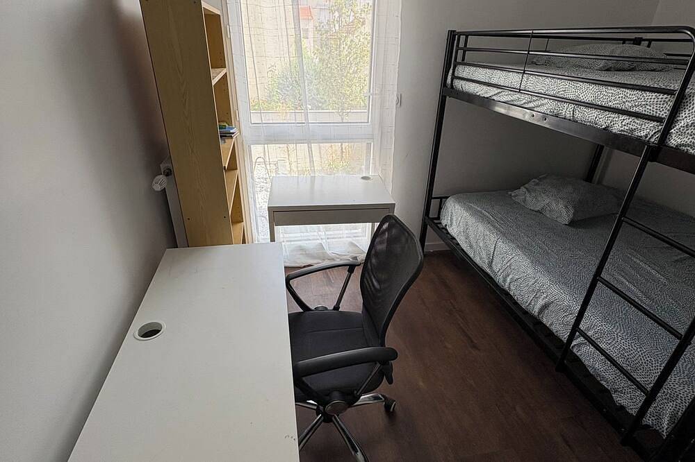 Chambre en colocation chez l'habitant, à 16 min de paris en métro,parking in Bois-Colombes, Hauts-de-Seine