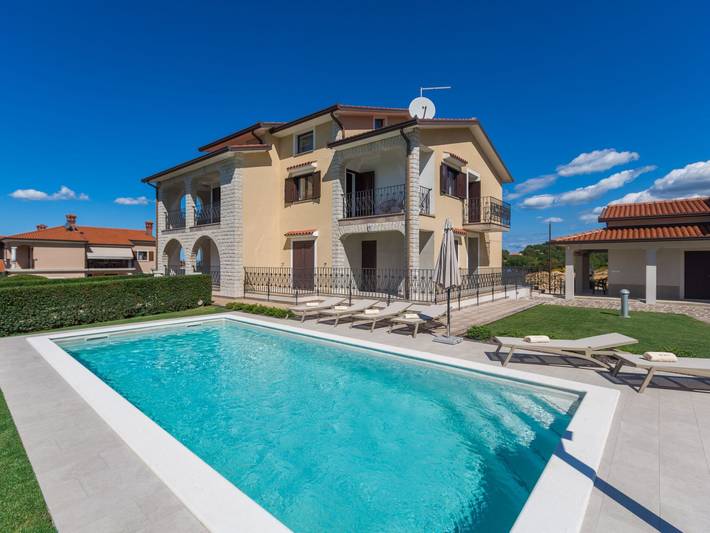 Ferienhaus für 6 Personen, mit Pool und Terrasse sowie Garten