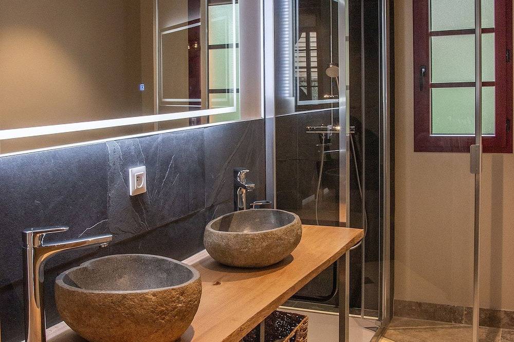 Gîte de L'hôtel-dieu, Mon Château en Bois en Bourgogne Avec Spa in La Bussière-sur-Ouche, Beaune region