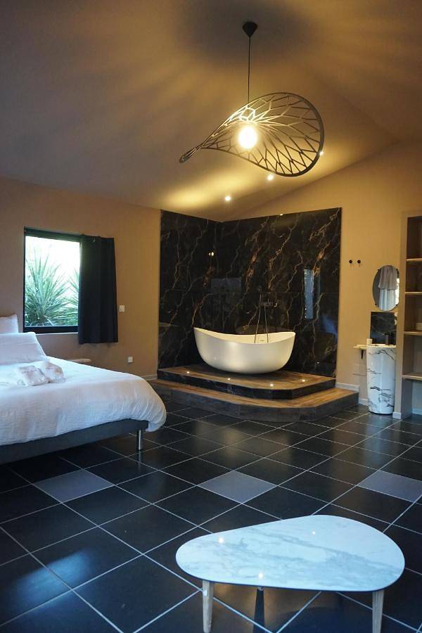 Gîte pour 2 personnes, avec piscine ainsi que terrasse et jardin à Grans