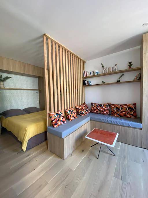 Appartement entier, Hôtel Particulier Nontron - chambre d'hôtes et meublés de tourisme in Nontron, Parc naturel régional Périgord-Limousin