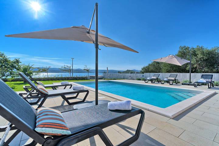 Villa pour 9 personnes, avec piscine et balcon à Turanj - 3