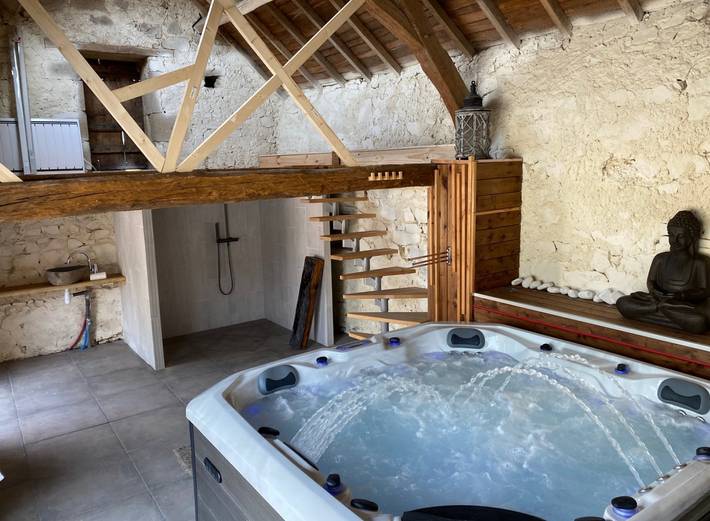 Gîte pour 10 personnes, avec jacuzzi ainsi que terrasse et jardin à Chavenon