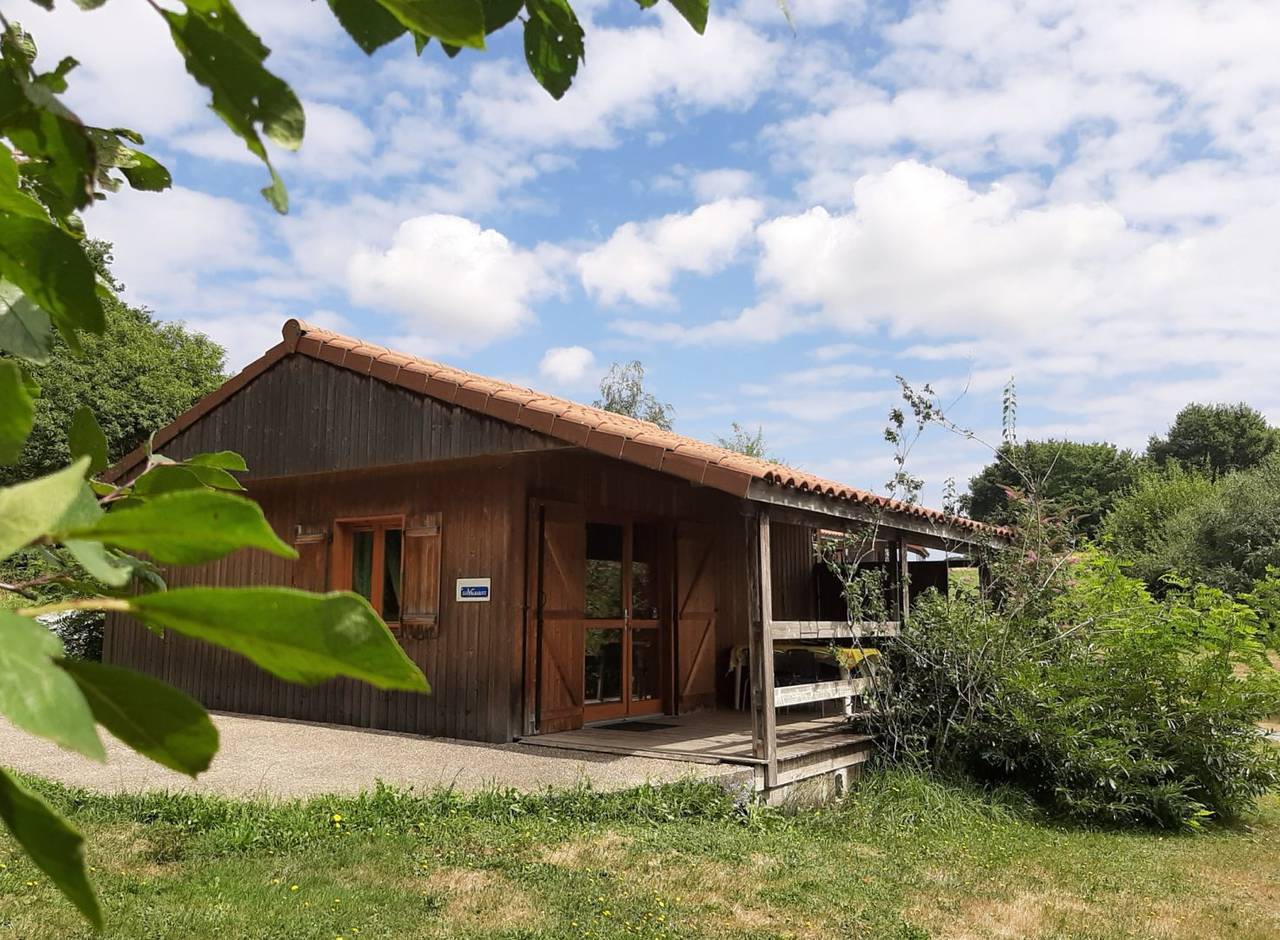 L'Hirondelle Pmr - Gîtes dans la Prairie in Junhac, Région d'Aurillac