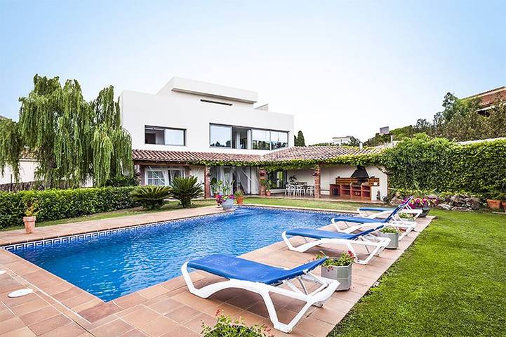 Casa de vacaciones para 12 personas, con jardín y terraza en Garriguella