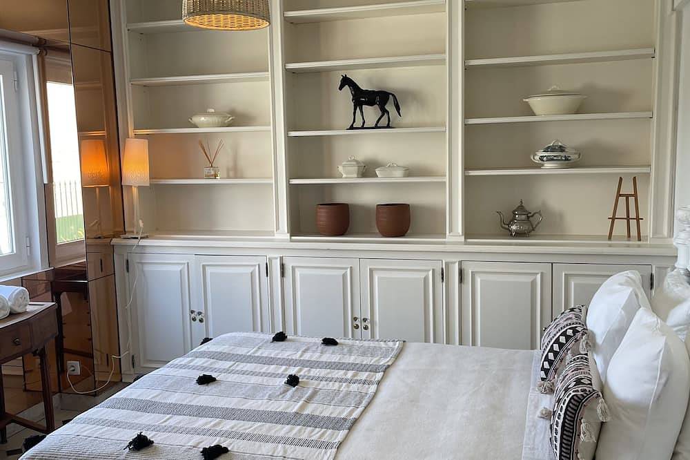 Family Villa in Lisbon,heated pool,elevator,parking,6 bedrooms,sleeps 14 in Lisbon, Costa de Lisboa