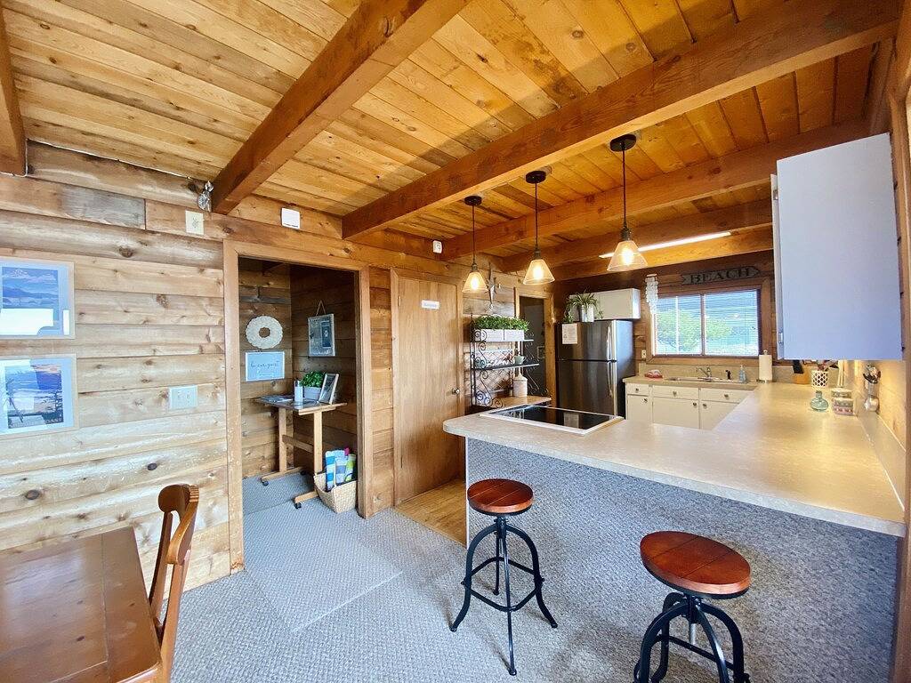 Charming Oceanfront Cottage; Stunning Ocean Views, Hot Tub & Nearby Beach Access in Curry County