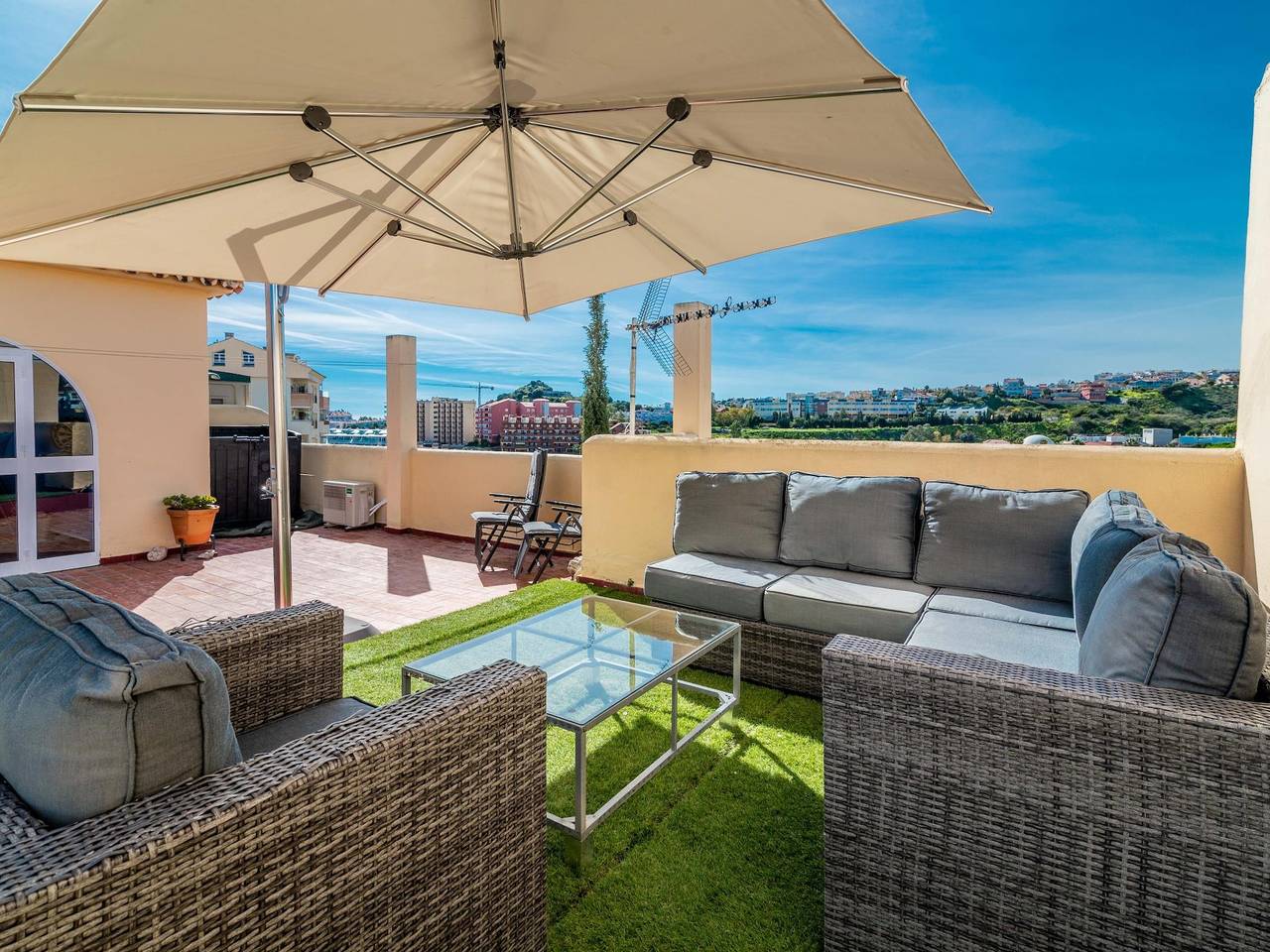 Entire holiday apartment, Vb Fantastic 3Bdr Duplex with large terrace in Benalmádena Costa, Benalmádena