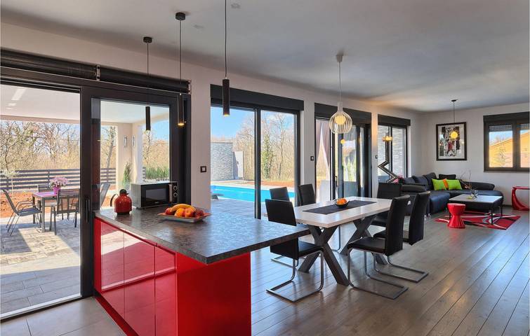 Geräumige 2-Zimmer-Wohnung mit Pool, Parkplatz und WLAN in der Nähe von Restaurants und dem Stadtzentrum in Butkovići, Svetvinčenat