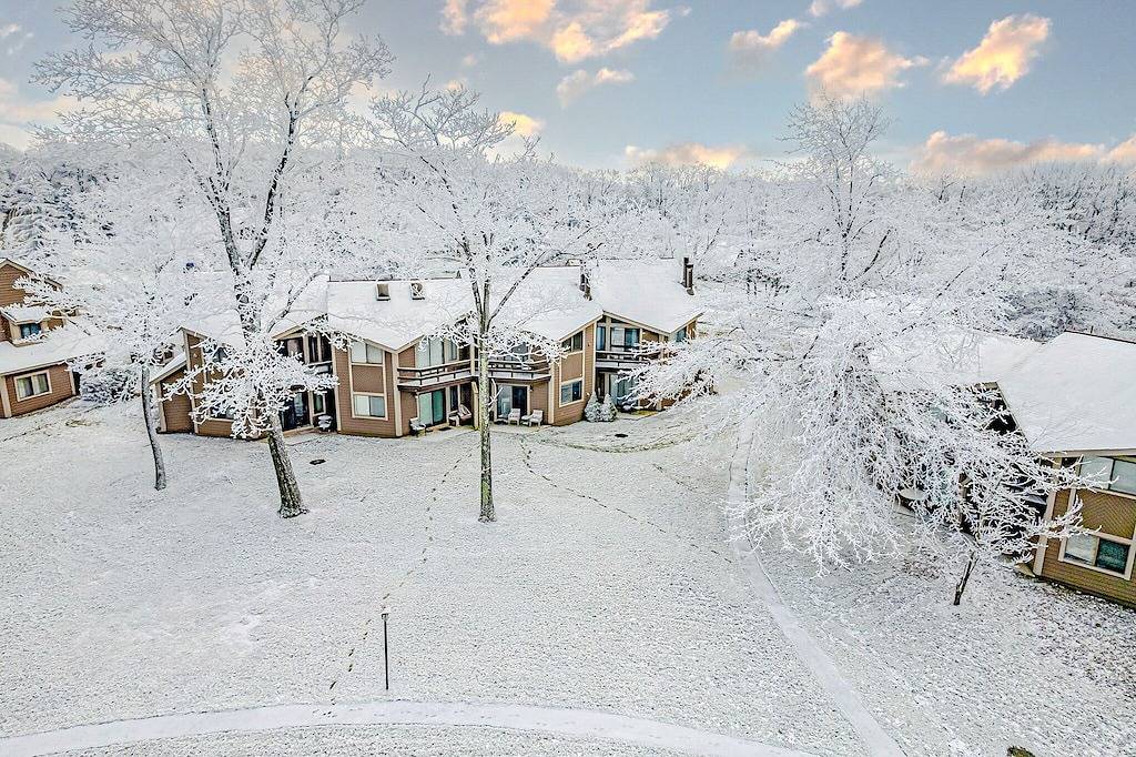 Ganze Wohnung, Cozy, Lake View Condo in Hidden Valley with Ski Slope Access in Hidden Valley, Pennsylvania