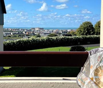 Gîte pour 5 personnes, avec piscine et balcon ainsi que vue et bassin pour enfant à Touques