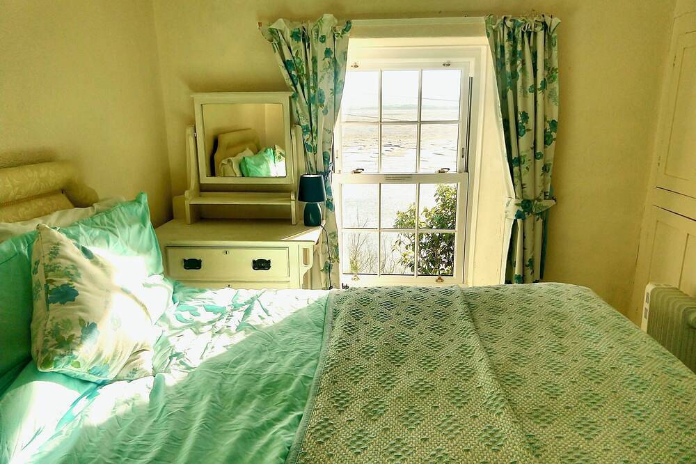 3 bedrms sleeps 5. 1 min walk to Penhelig Beach. 1 Wk Min Stay. Garden, parking. in Aberdovey, Snowdonia