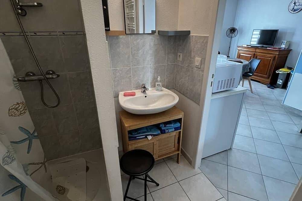 Ganze Wohnung, Plouhinec - Modern studio - 28 sqm - Wifi - 2* in Plouhinec (Morbihan), Côte des Mégalithes