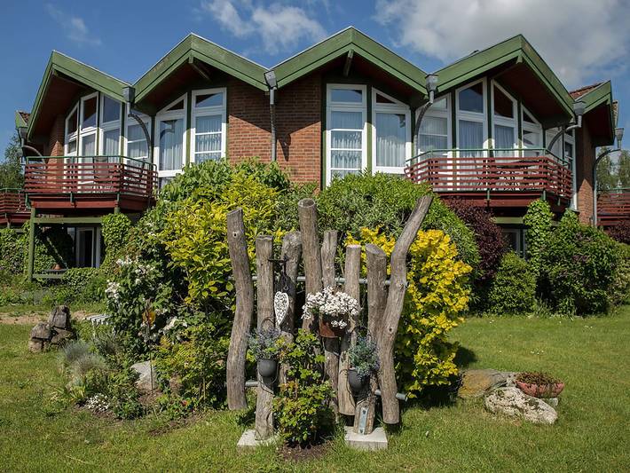 Ferienpark für 4 Personen, mit Balkon und Seeblick sowie Garten und Sauna, kinderfreundlich am Plauer See