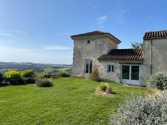 Gîte pour 2 personnes, avec Terrasse ainsi que Piscine et Vue à Gazaupouy