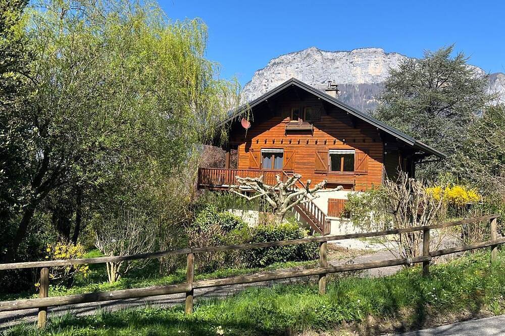 Chalet (2 à 5 pers) au calme aux pieds des montagnes et à 10 min du lac d'Annecy in Alex (Annecy), Région d'Annecy