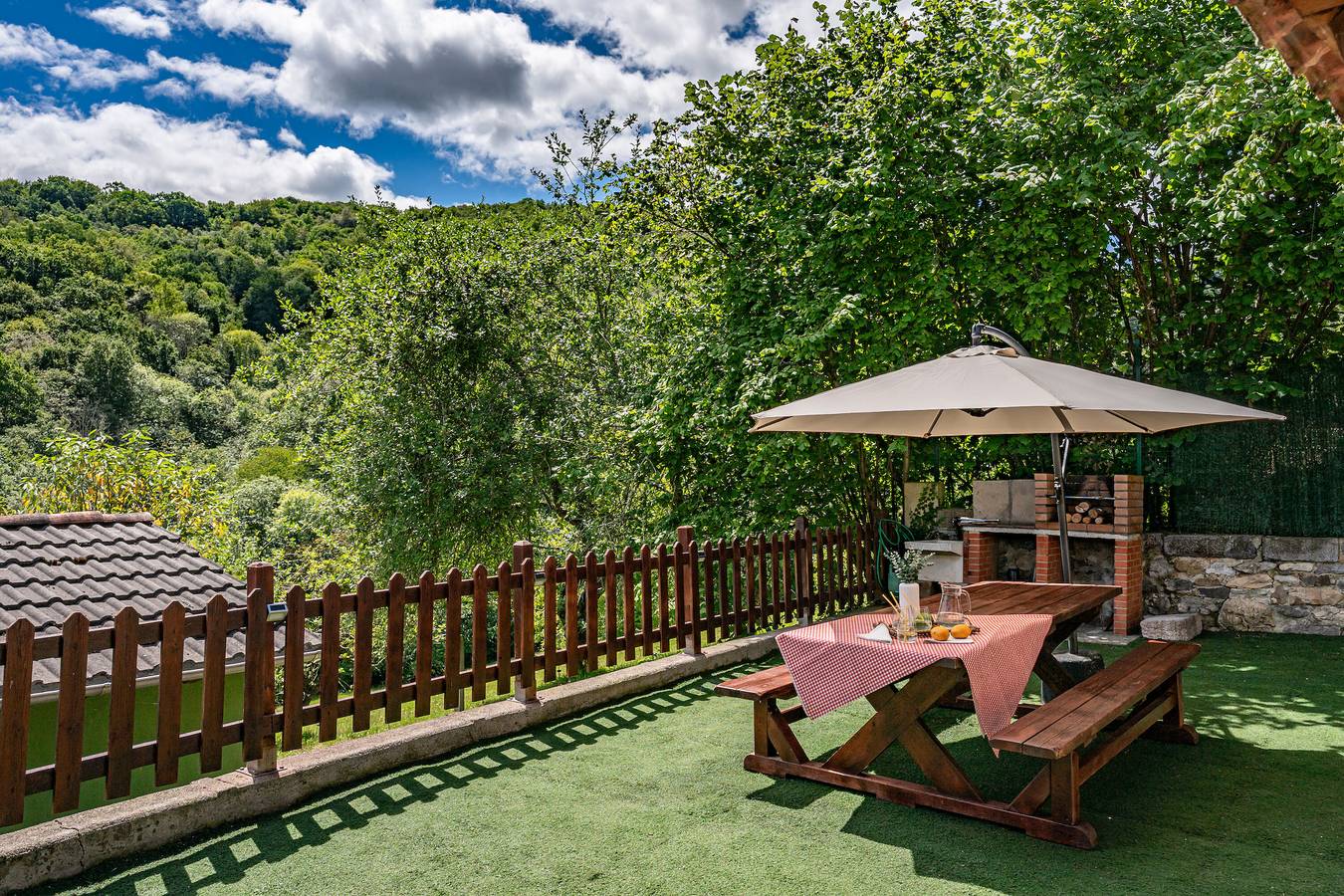 Maison de campagne "La Campanona" avec vue sur les montagnes, terrasse privée et Wi-Fi in Cangas de Onís, Asturias Province
