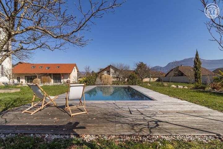 Gîte pour 6 personnes, avec jardin ainsi que terrasse et piscine à Yenne - 2