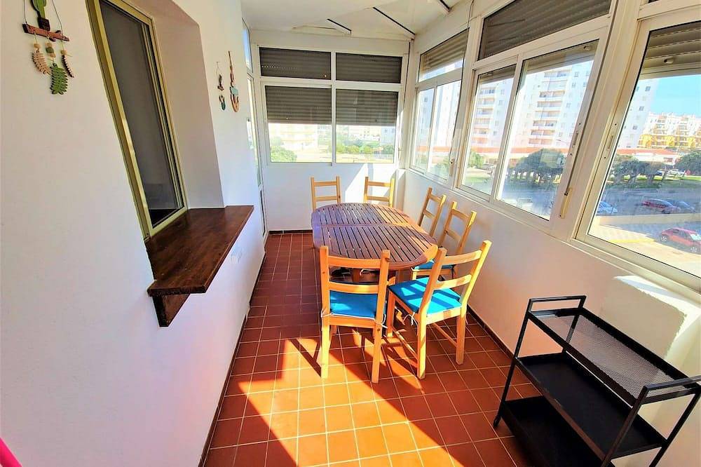 Apartamento entero, Beachfront 3-Br apartment with sea view and pool view balconies, swimming pools in Valdelagrana, El Puerto de Santa María