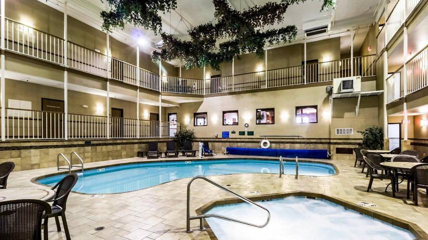 Hôtel pour 3 personnes, avec jacuzzi et piscine, animaux acceptés à Minot - 4