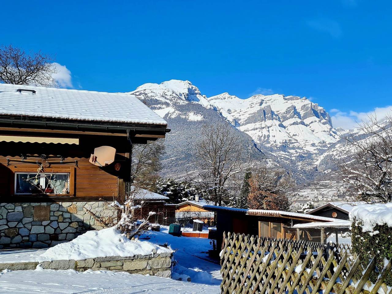Ganze Wohnung, Chalet Haus (bei Einfahrt grosser Nussbaum ) in Leuk, Walliser Alpen