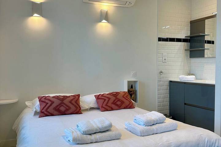 Appartement entier, Casa Blum #3 - T2 climatisé avec terrasse, à 2 pas de la gare in Brive-la-Gaillarde, Région de Brive-la-Gaillarde