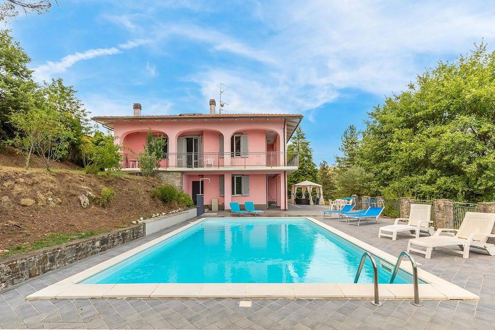 Wunderschönes Haus in Capolona mit privatem Swimmingpool, der sowohl drinnen. in Capolona, Casentino