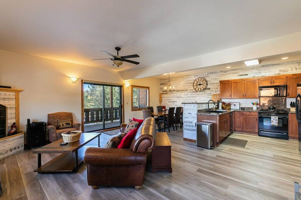 Ganze Wohnung, Condo w/ Beautiful Mountain View. Steps from Ski/Trails. Donner Lake. Ev outlet in Truckee, Donner Lake