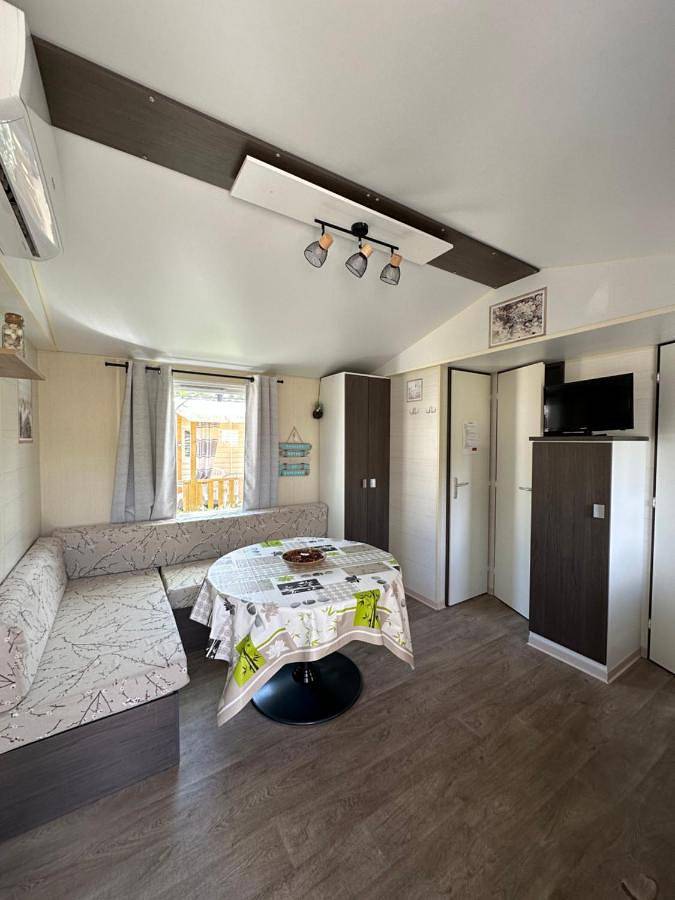 Camping pour 6 personnes, avec Terrasse ainsi que Bassin pour enfant et Piscine à La Roque-d'Anthéron - 4