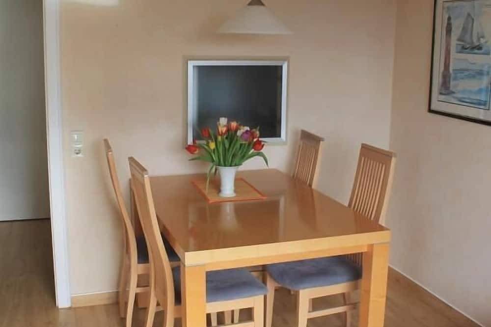 Zentrale 2-Raum-Ferienwohnung mit Balkon & Stadtblick — Bild 4