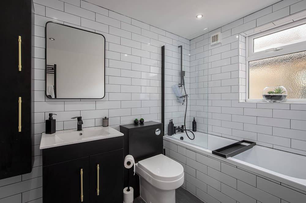 Entire apartment, Cosy and modern 2-bed first floor apartment close to Blackpool Centre in Blackpool Pleasure Beach, North West England