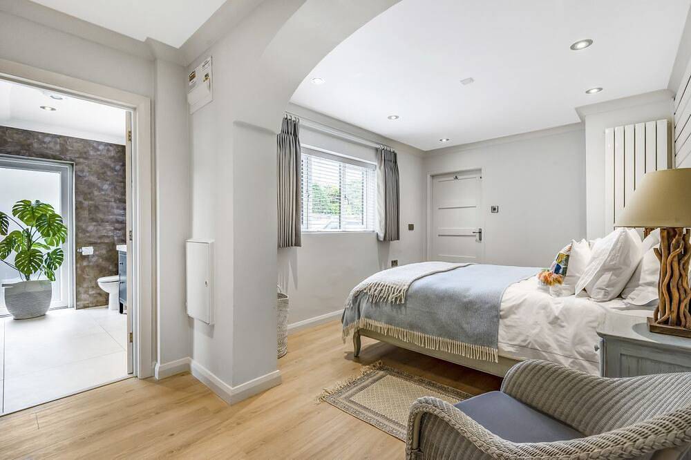 Little Orchard: West Wittering Home – Sleeps 10, 5 Bedrooms & Hot Tub in West Wittering Beach, West Wittering