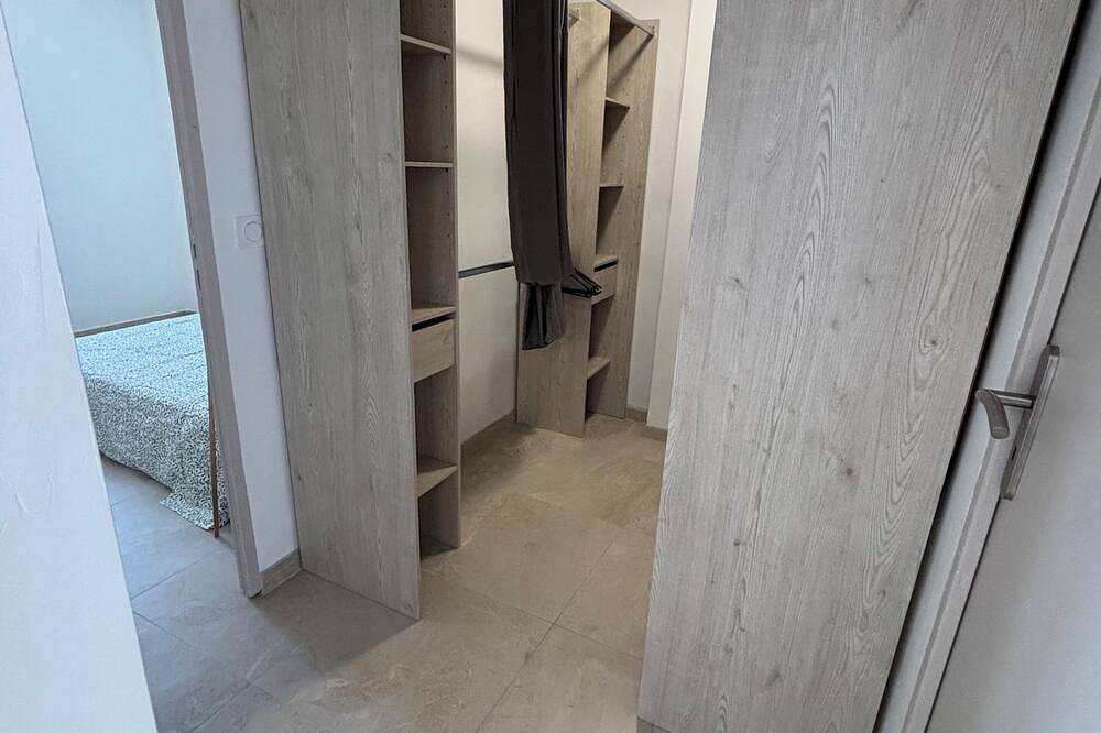 Entire apartment, Avignon : Appartement du Soleil in Le Pontet, Vaucluse