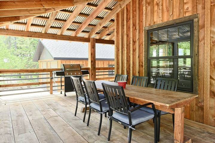 Log cabin for 12 people, with hot tub and balcony in Black Hills