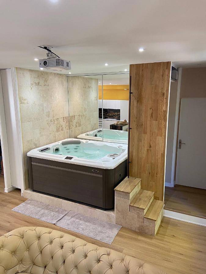 Appartement entier, Loft "Eden" jaccuzi prestations haut de gamme 92m2-2 chbres in Chamalières, Parc naturel régional des Volcans d'Auvergne